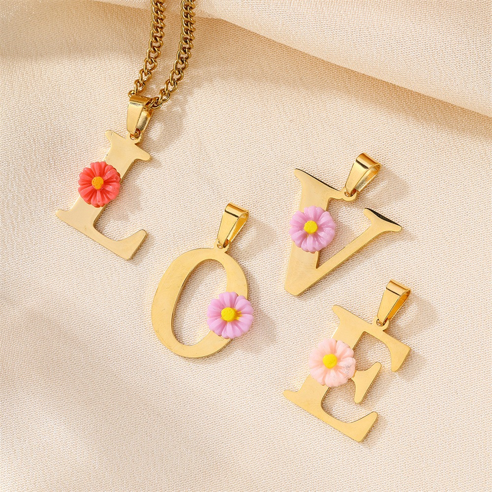 Initial Letter Necklace 18K Gold - Kişiye Özel Papatya Baş Harfli Kolye